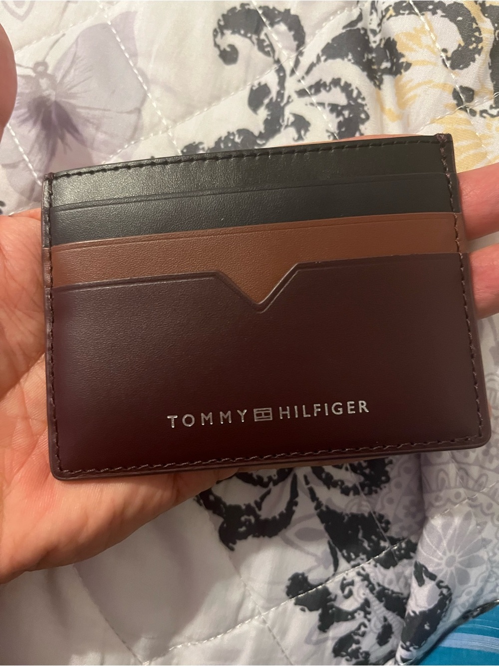 Chic & slick Tommy Hilfiger Men’s Brown Leather Cardholder